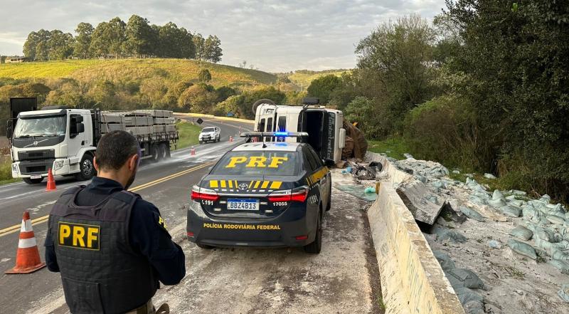 N. Laranjeiras: Motorista sofre ferimentos graves apÃ³s tombar carreta na BR 277