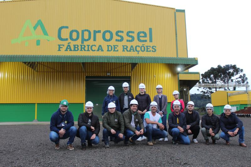 FÃ¡brica de RaÃ§Ãµes Coprossel recebe visita de acadÃªmicos e professores da Campo Real 