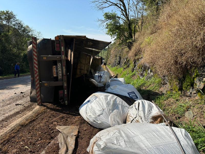 RBI: Carreta tomba na PR 158 e deixa duas pessoas feridas