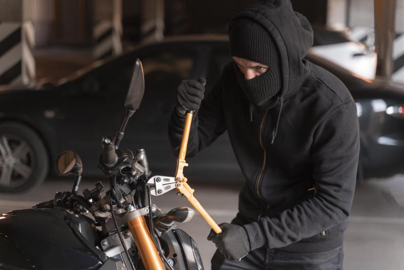 LS: LadrÃµes arrombam garagem de residÃªncia e furtam motocicleta no centro