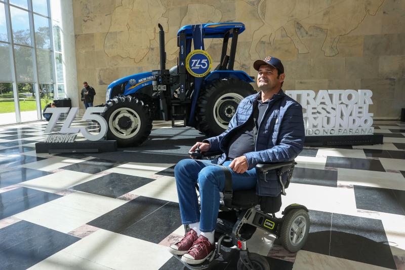 New Holland lanÃ§a no PalÃ¡cio IguaÃ§u o primeiro trator com acessibilidade do mundo