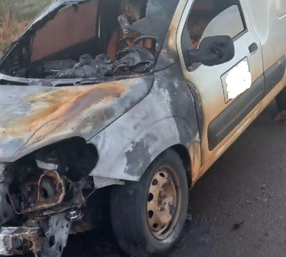 LS: VeÃ­culo pega fogo no bairro SÃ£o Francisco e bombeiros sÃ£o acionados