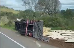 Cantagalo: CaminhÃ£o carregado com placas de MDF tomba prÃ³ximo ao Cavernoso