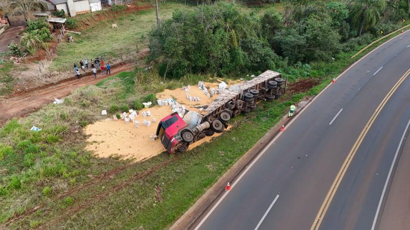 Cantagalo: Carreta carregada com soja tomba na BR 277 e parte da carga Ã© saqueada