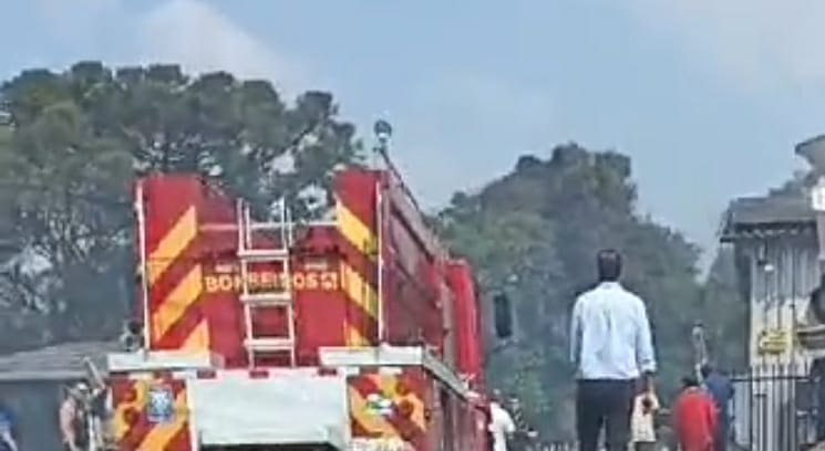 LS: FÃ¡brica de produtos de limpeza pega fogo no bairro P. Vargas