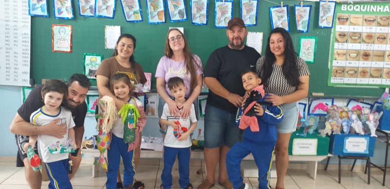 LS: Escola AluÃ­sio Maier realizou exposiÃ§Ã£o dos brinquedos confeccionados com sucatas