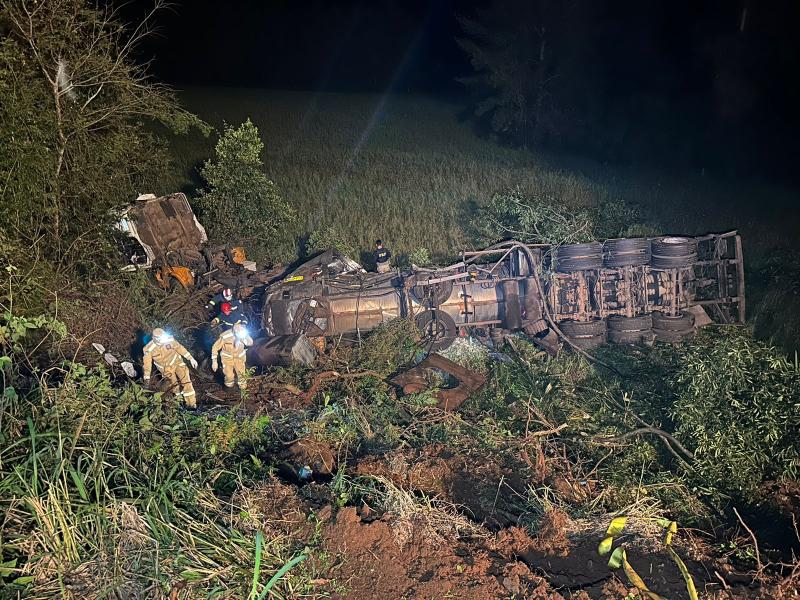 Cantagalo: Motorista morre apÃ³s carreta cair em ribanceira 