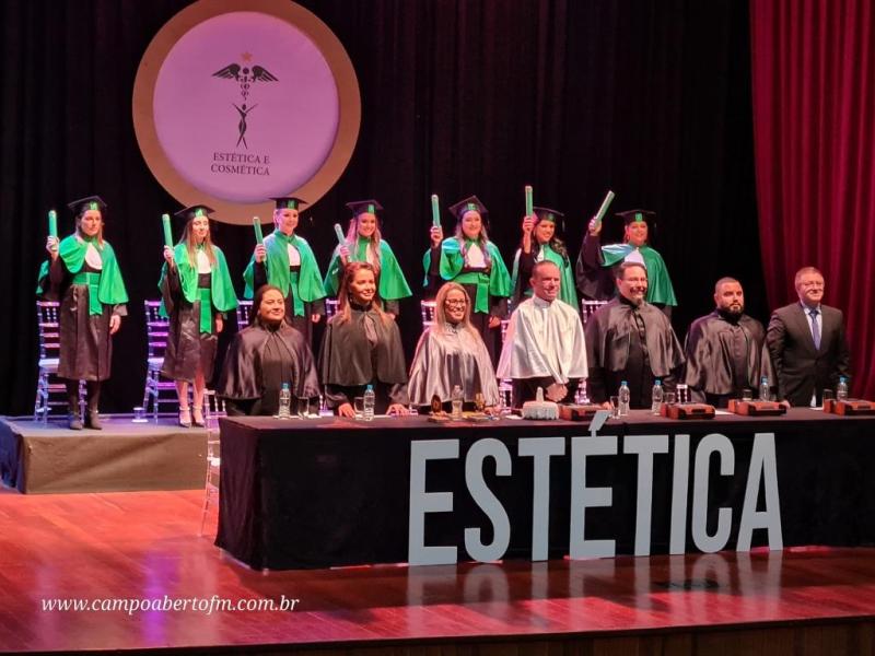 Curso de EstÃ©tica e CosmÃ©tica do Centro Universitario Campo Real celebra formatura com muita emoÃ§Ã£o