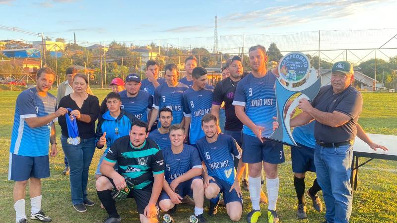 CampeÃµes definidos nos penaltis no Municipal de Futebol Sete em Porto Barreiro