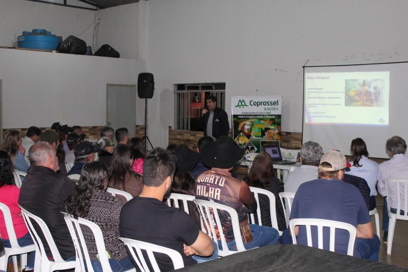 RAÃ‡Ã•ES COPROSSEL â€“ Qualidade da RaÃ§Ã£o Ã© foco de reuniÃ£o com pecuaristas em Nova Laranjeiras 