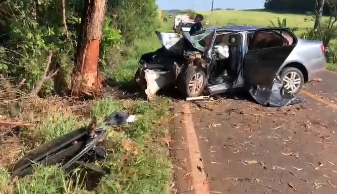 Dois Vizinhos: Duas pessoas morrem apÃ³s carro bater em Ã¡rvore na PR-473  