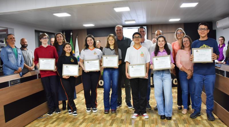 LS: Alunos recebem Moção de Aplausos da Câmara de Vereadores por participar do programa de intercâmbio “Ganhando o Mundo”