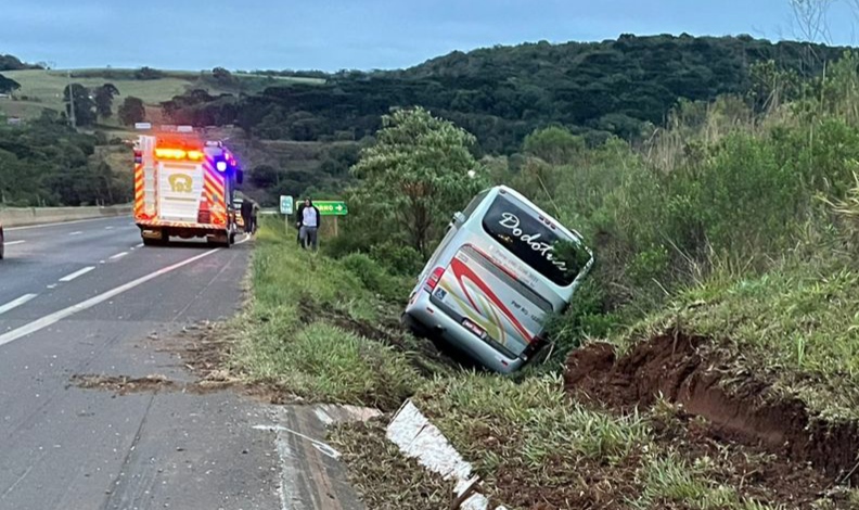 Ã”nibus com 42 passageiros sai da pista na BR 277 em Guarapuava/PR 
