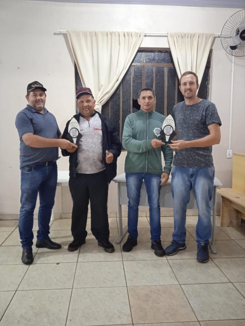 Carlos e Altamir Palpites sÃ£o os campeÃµes do Municipal de Truco em Virmond 