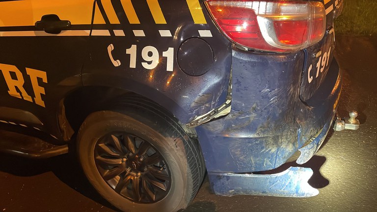 Viatura da PRF Ã© atingida por rodado de carreta em Palmeira (PR)
