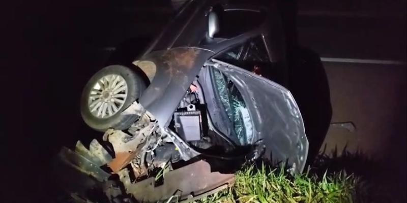Catanduvas: Siena capota apÃ³s colidir com carreta carregada de madeira na BR-277
