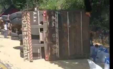 N. Laranjeiras: Carreta tomba na BR 277 e carga de farelo de soja Ã© saqueada