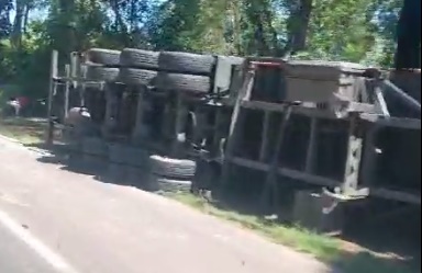 LS: Carreta carregada com placas solar tomba prÃ³ximo ao antigo pedÃ¡gio
