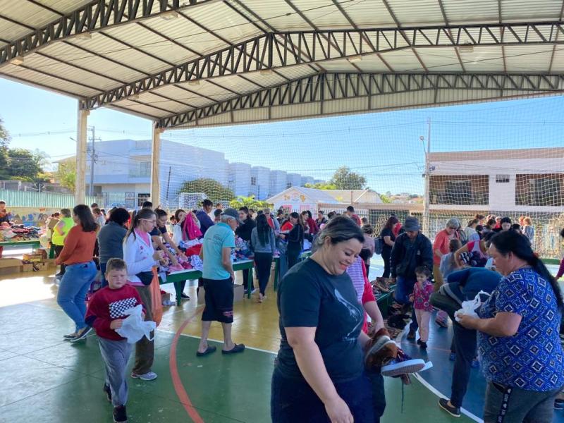 LS: Bazar de roupas e calÃ§ados da Escola Padre Gerson foi sucesso