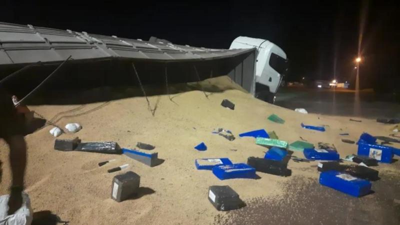 Cascavel: ApÃ³s tombamento de carreta, mais de 3,2 toneladas de maconha sÃ£o encontradas em meio a carga de soja 
