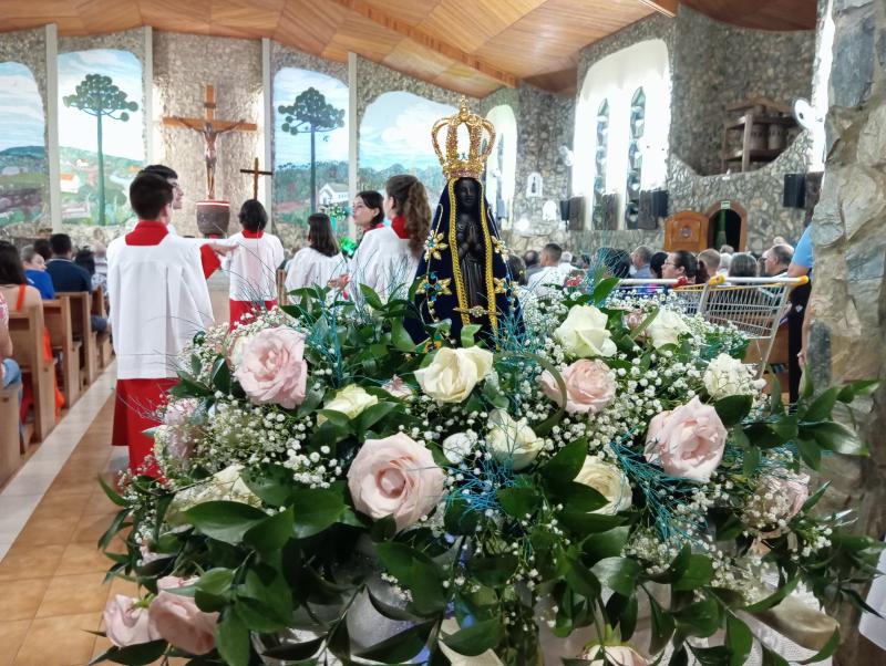 FiÃ©is lotaram o SantuÃ¡rio de Laranjeiras do Sul na abertura das Novenas de Nossa Senhora Aparecida