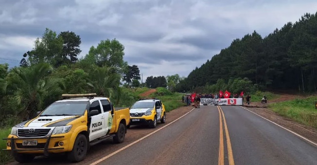 MST libera PR-170 apÃ³s trÃªs horas de manifestaÃ§Ã£o, em Guarapuava.