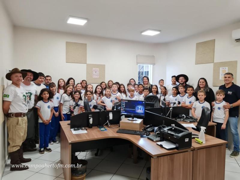 Alunos do 4Âº ano tarde da Escola Municipal LeocÃ¡dio JosÃ© Correia visitaram a Campo Aberto FM