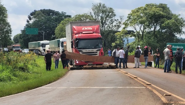 Trecho da BR-373 Ã© liberado apÃ³s protesto de indÃ­genas bloquear rodovia por horas