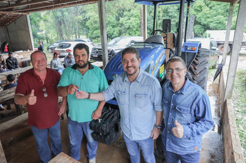 Prefeitura repassa trator para atender 20 famÃ­lias da Linha Pechinski
