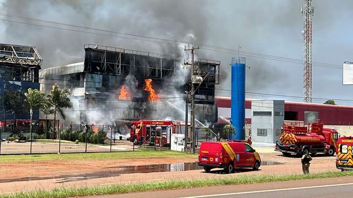 Cascavel: IncÃªndio de grandes proporÃ§Ãµes em empresas de alimentos na BR-277 mobiliza equipes de resgate