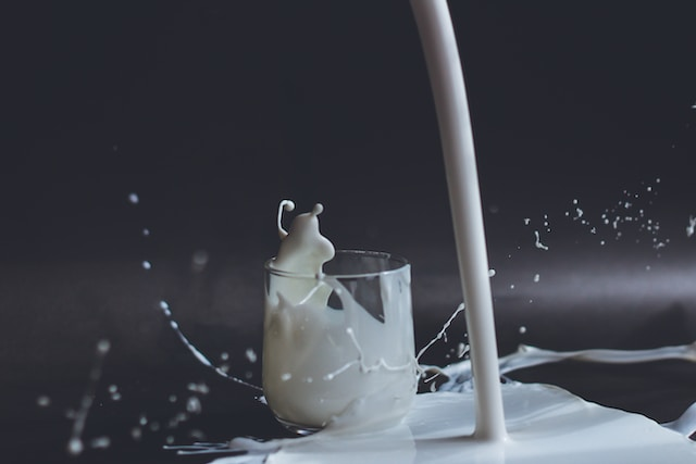 Preço do leite despenca 31%, puxado por aumento da produção e das importações e redução do consumo