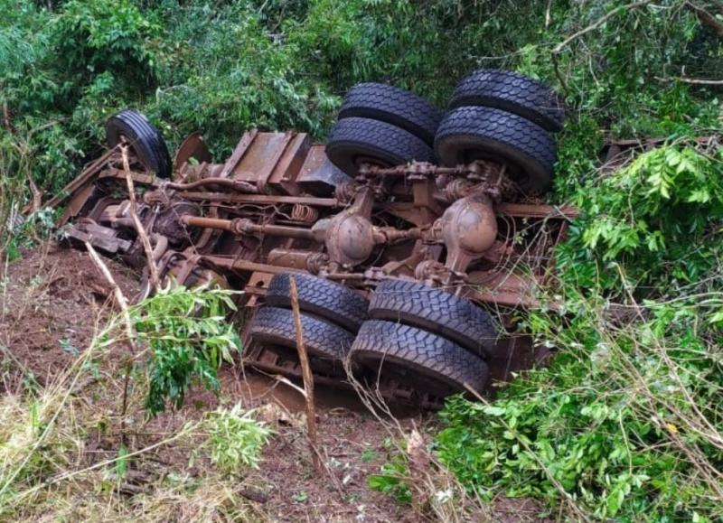 N. Laranjeiras: Motorista morre apÃ³s tombar caminhÃ£o na rodovia JoÃ£o Volff