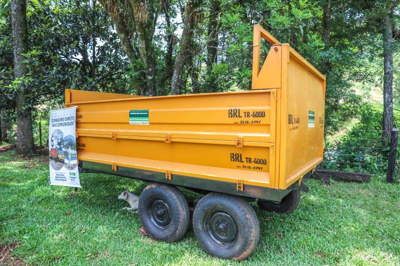 Prefeitura repassa carreta agrÃ­cola para atender 22 famÃ­lias da ColÃ´nia Santa Cruz
