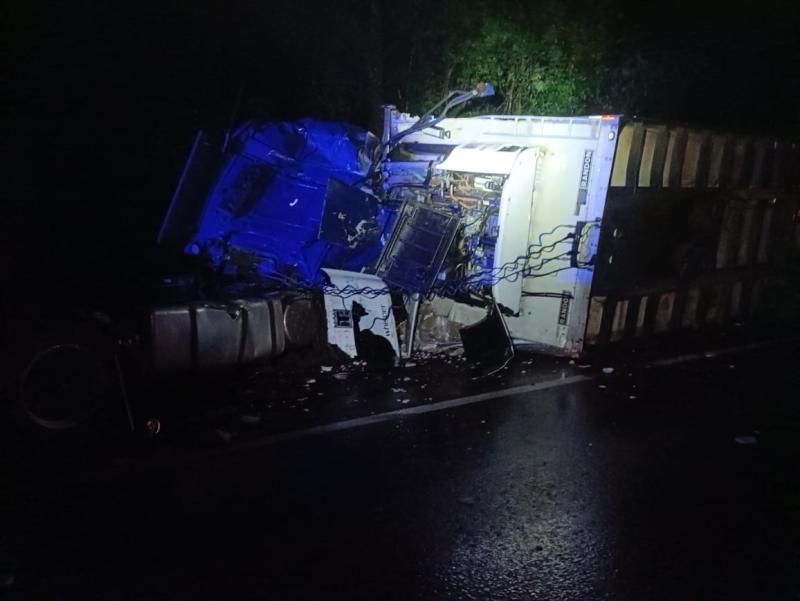 CandÃ³i: Condutor morre apÃ³s colidir carreta em paredÃ£o de rochas