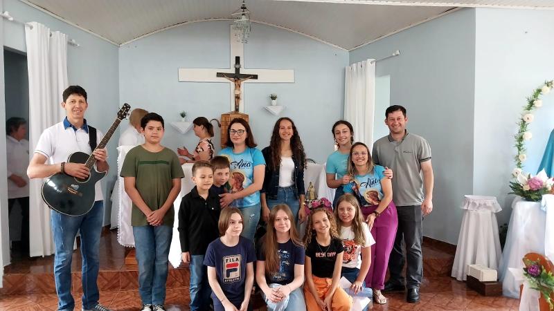 Missa Solene em louvor a Nossa Senhora do Rocio na Comunidade Vila Rural reuniu dezenas de fiÃ©is