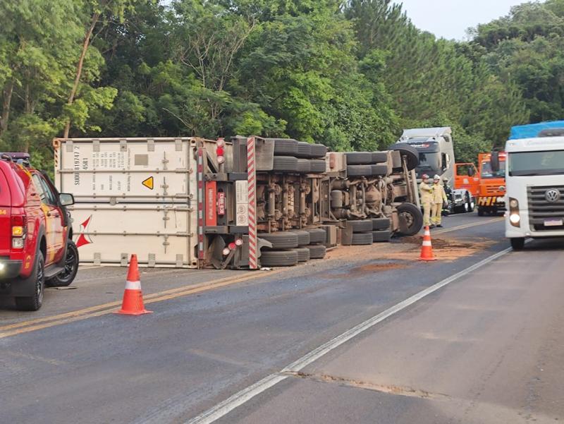 GuaraniaÃ§u: Motorista perde a vida apÃ³s tombar caminhÃ£o container na BR 277 