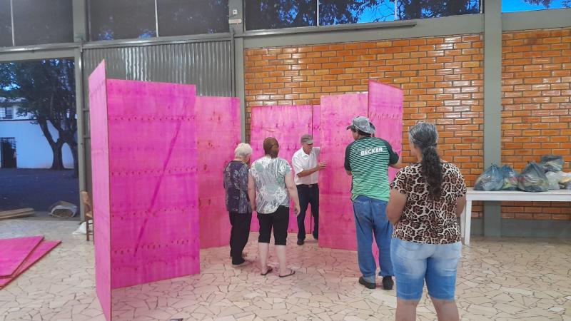 LS: PavilhÃ£o da Matriz comeÃ§a a montagem para a ExposiÃ§Ã£o HistÃ³rica dos 90 anos da ParÃ³quia SantÂ´Ana 