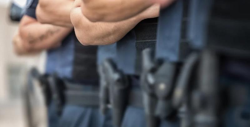 Motorista bÃªbado tenta roubar arma de policial e atira no prÃ³prio pÃ©