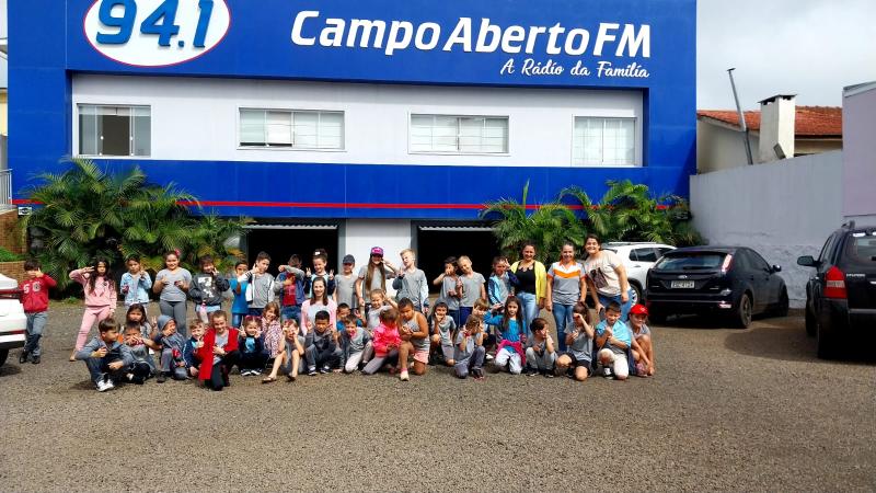 Alunos da Escola Municipal Rio Bonito do IguaÃ§u visitaram a Campo Aberto FM nesta segunda (11)