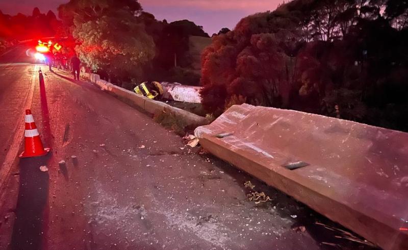 CandÃ³i: Motorista morre apÃ³s trombar carreta carregada com frangos na BR 277