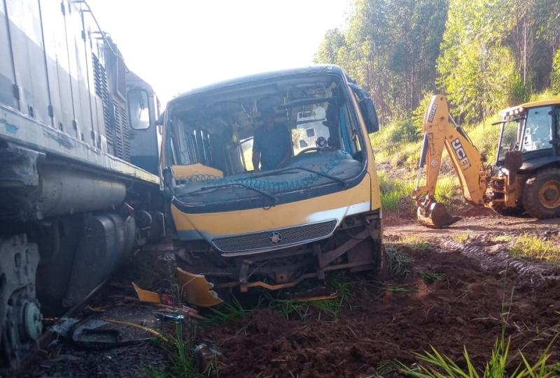 N. Laranjeiras: ColisÃ£o entre Ã´nibus escolar e trem Ã© registrado no interior do municÃ­pio
