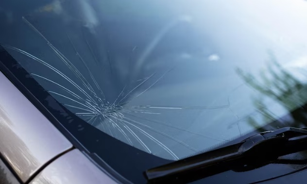 LS: Mulher quebra vidro de carro e porta de residÃªncia no bairro SÃ£o Francisco