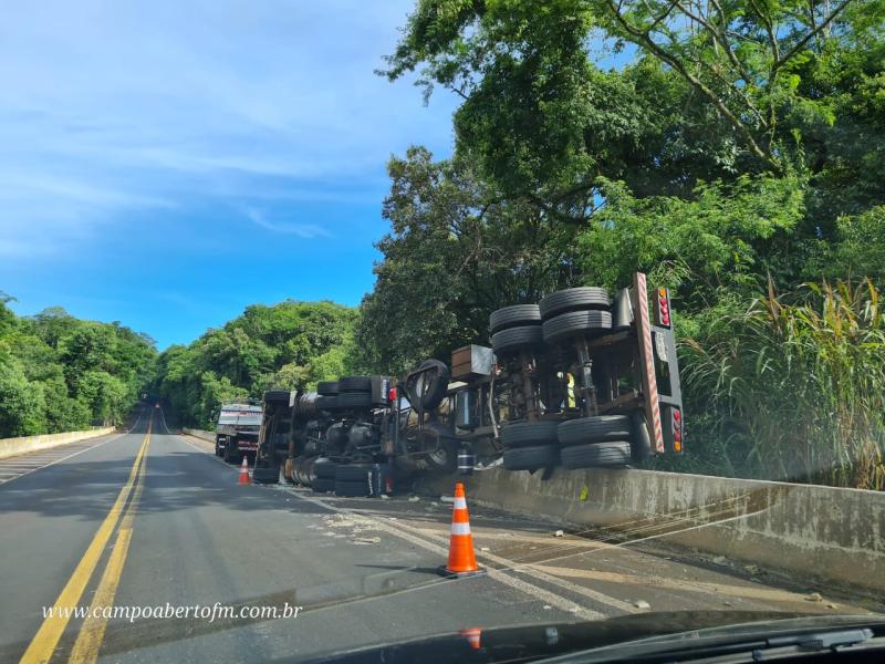 LS: CaminhÃ£o de laticÃ­nio tomba na BR 277 na ponte do Rio XagÃº