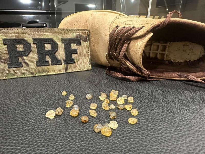 PRF apreende cidadÃ£o paraguaio com pedras misteriosas dentro do sapato