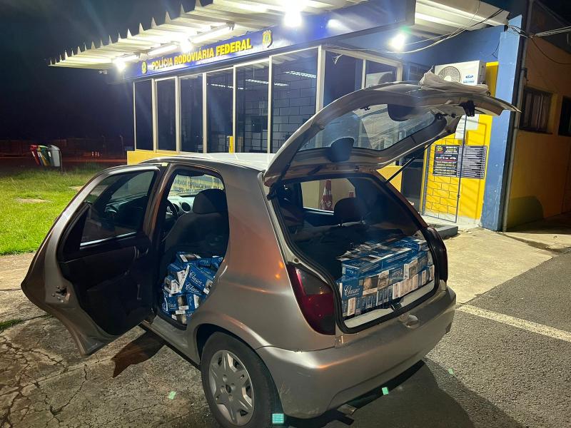 PRF apreende cerca de 4000 maÃ§os de cigarros estrangeiros em Guarapuava-PR