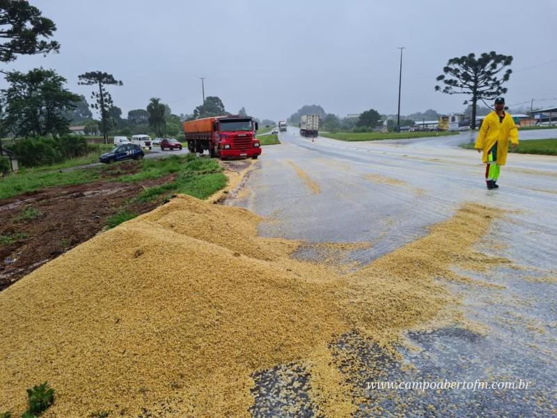 Soja é derramada na pista após tampa traseira de carreta abrir acidentalmente na BR277