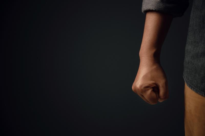 LS: Homem ameaÃ§a companheira com uma faca e tenta sufocar a mesma