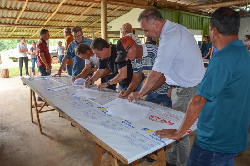 Prefeitura lanÃ§a ediÃ§Ã£o 2024 do Programa Dinheiro Direto na Comunidade e repassa recursos para duas associaÃ§Ãµes