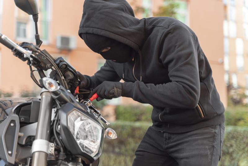 RBI: LadrÃµes furtam motocicleta e um dos ladrÃµes Ã© reconhecido pela vÃ­tima