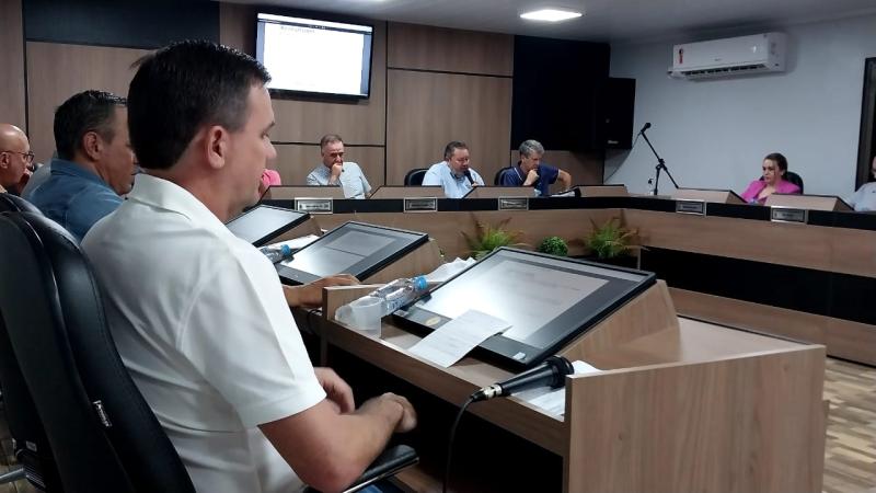 Em sessÃ£o polÃªmica foi aprovado o novo Plano de Carreira dos profissionais da EducaÃ§Ã£o de Laranjeiras do Sul 